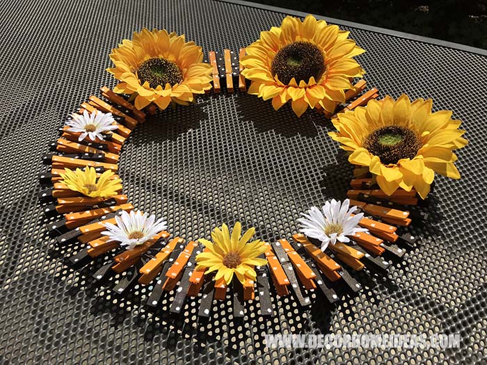 DIY Easy Clothespin Sunflower Wreath. How to make sunflower clothespin wreath, step by step tutorial with photos and instructions, needed supplies and tools. #sunflower #diy #wreath #clothespin #decorhomeideas